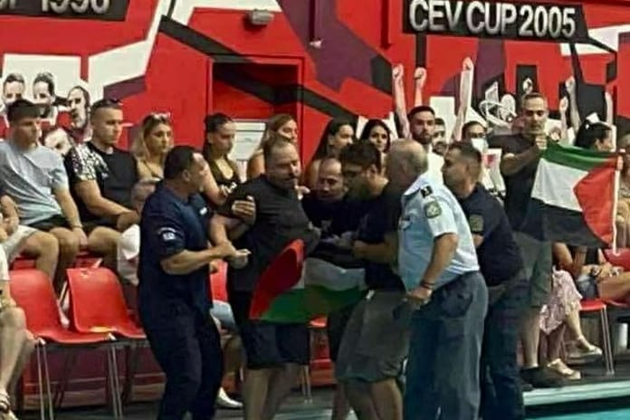 Atina'da dostluk maçında protesto: Yunanistan-İsrail voleybol maçında Filistin bayrağı açan taraftarlara polis müdahale etti