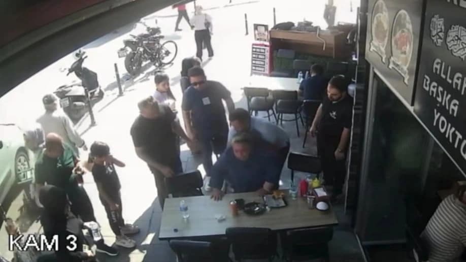 Polis memuru heimlich manevrasıyla kadının hayatını kurtardı
