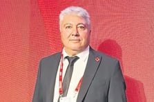 Tefecilik suçundan aldığı hapis cezası kesinleşti, göreve devam ediyor