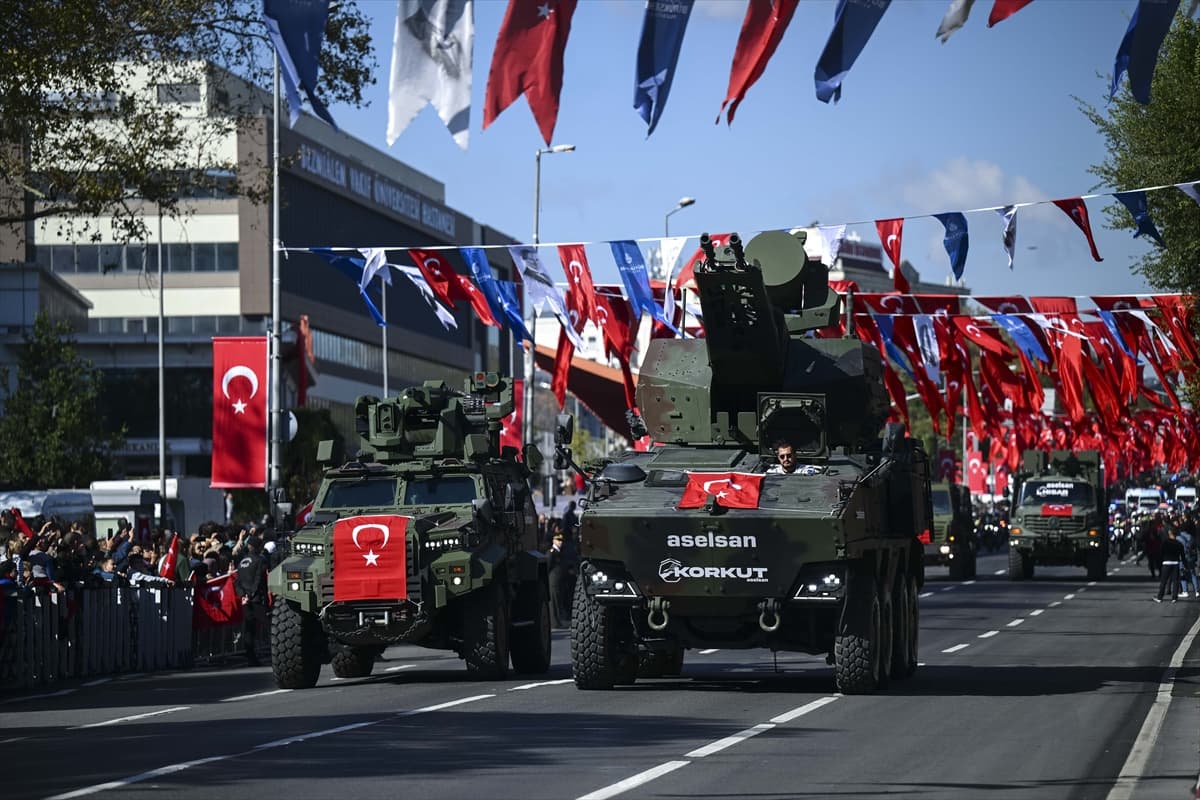 Vatan Caddesi'nde Cumhuriyet'in 102 yıllık gururu: İstanbul ayakta!