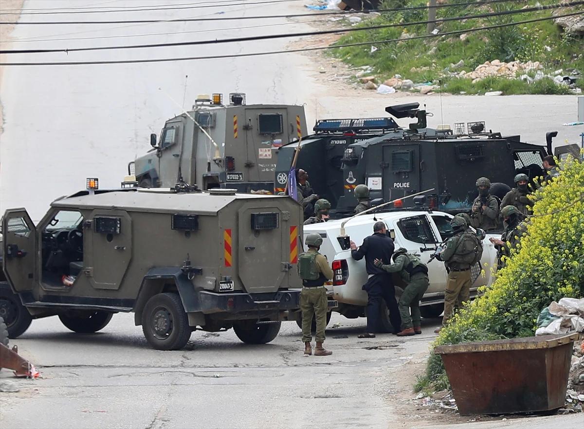 İsrail güçleri Batı Şeria’daki El-Halil kentinde evlere baskın düzenledi
