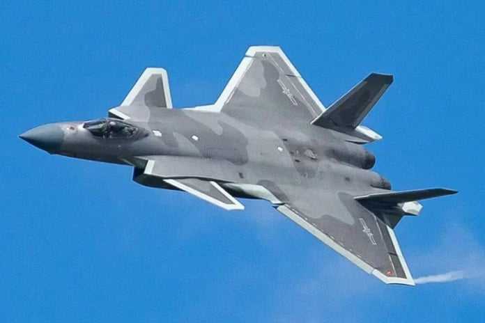 Çin, iki koltuklu J-20S stealth savaş uçağını hizmete hazırlıyor