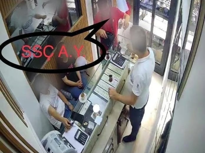 Genç çift altınlarını çalanın kim olduğunu görünce neye uğradığını şaşırdı