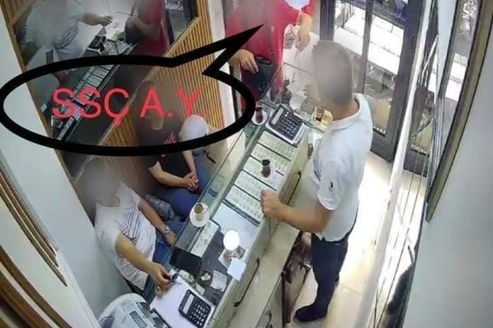 Genç çift altınlarını çalanın kim olduğunu görünce neye uğradığını şaşırdı