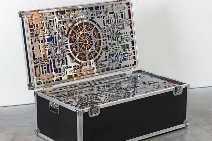 Bir sanatçı göçün duygusal ağırlığını nasıl şekillendiriyor: Görünmeyenlerin Bagajı