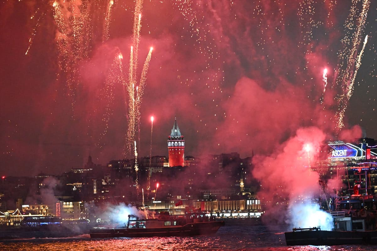 İstanbul'un fethinin 573. yıl dönümü dün gece böyle kutlandı! İşte o görsel şölen...