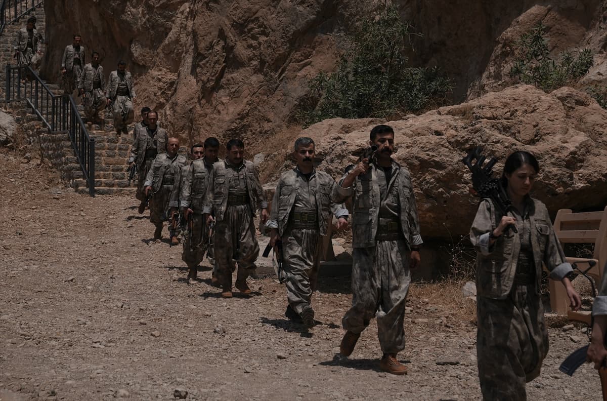 PKK'dan bir grup silahlarını imha etti