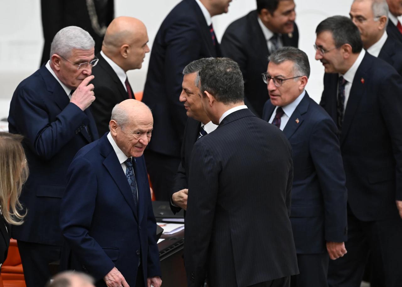 Meclis'te alışılmadık sıcak anlar: Liderler tokalaştı