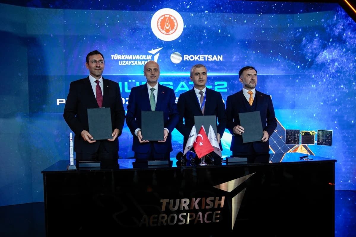 TUSAŞ ve ROKETSAN, Türkiye'nin seri üretilebilen ilk uydu ailesi HÜRSAT için imzaları attı