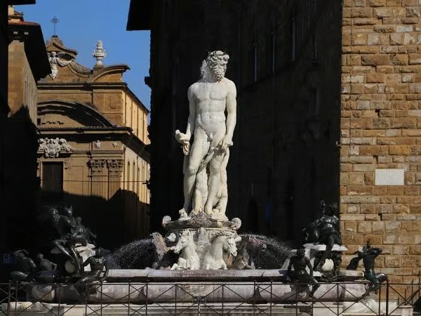 İtalya'da tarihi heykele "bekarlığa veda" saldırısı