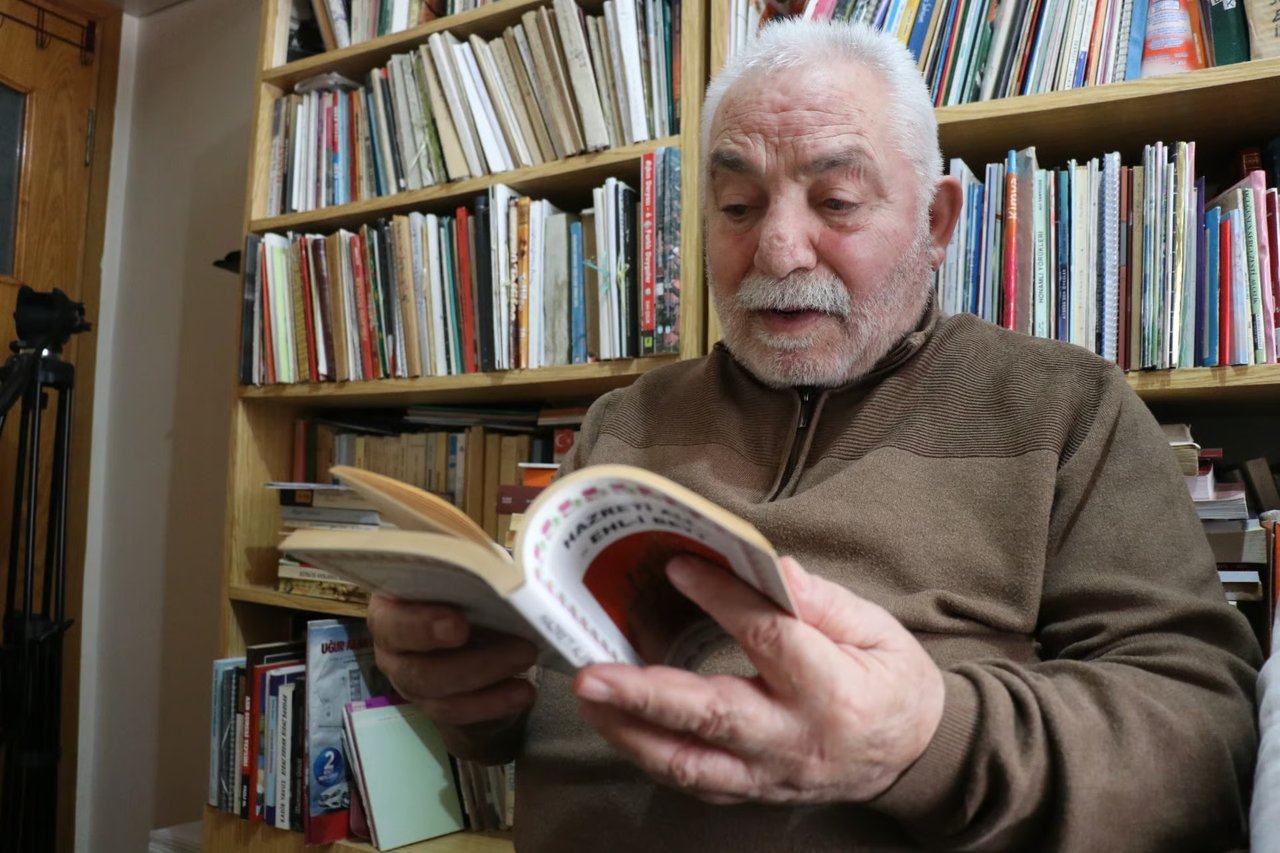 61 yıldır biriktirdiği kitaplarını hediye ediyor