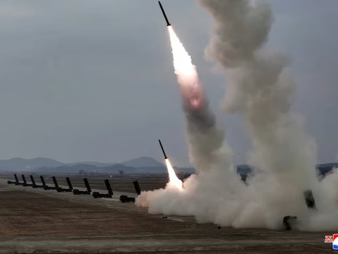 Kuzey Kore 12 adet KN-25 600 mm ultra büyük roketatar sistemiyle uzun menzilli saldırı tatbikatı gerçekleştirdi
