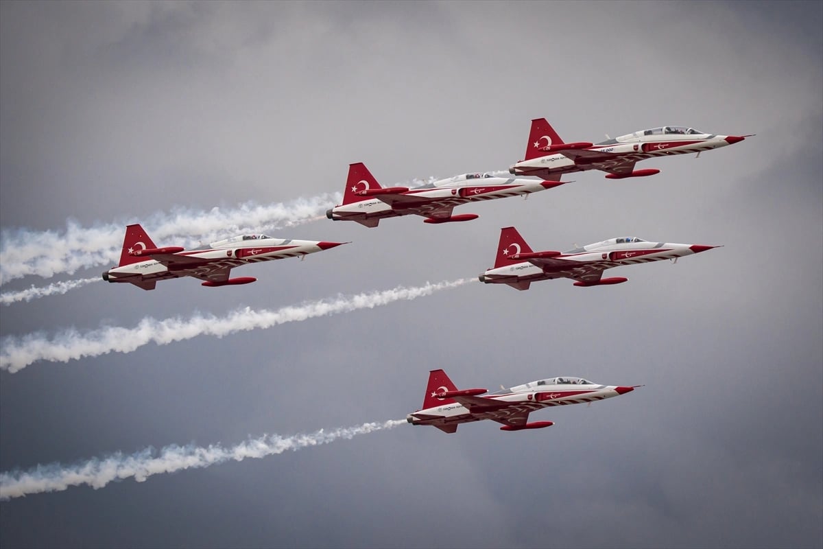 Türk Yıldızları Ankara semalarında parladı