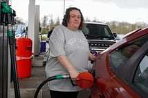 Hürmüz Boğazı’ndaki aksamalar İngiltere’de benzin istasyonlarında yoğunluğa yol açtı
