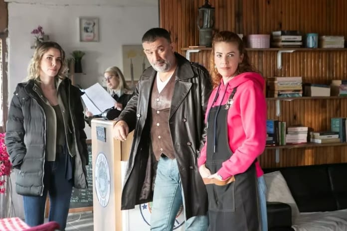 Arka Sokaklar son bölüm full izle | Kanal D ile Arka Sokaklar 730. bölüm izle | Mesut'la Selin arasında sert rüzgarlar esiyor