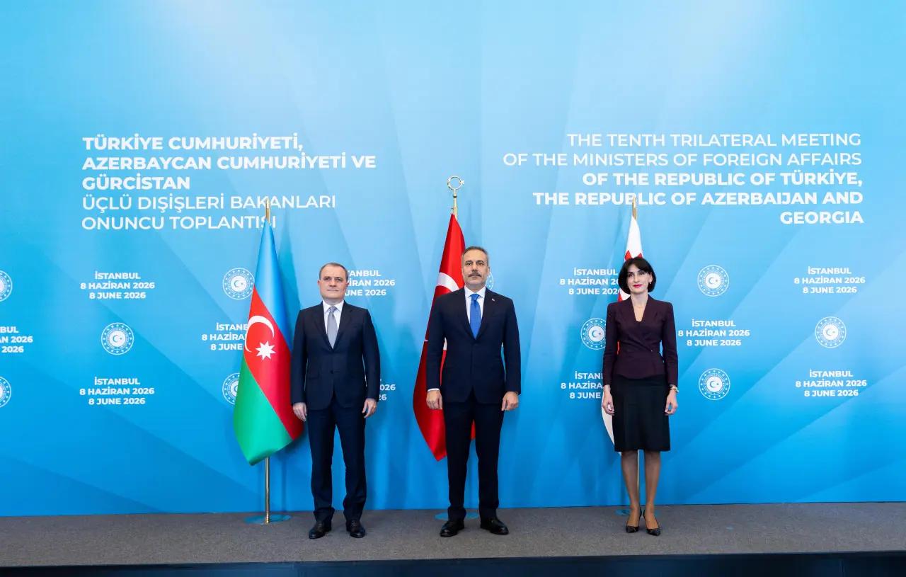 Ceyhun Bayramov (solda), Hakan Fidan (ortada) ve Gürcistan Başbakan Yardımcısı ve Dışişleri Bakanı Maka Botchorishvili (sağda) - AA