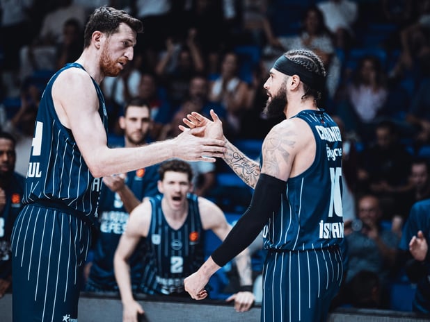 12. yılında 'Pembe Top Sahada':  Anadolu Efes, kapalı gişede Panathinaikos'u konuk ediyor