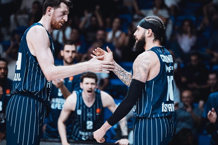 12. yılında 'Pembe Top Sahada':  Anadolu Efes, kapalı gişede Panathinaikos'u konuk ediyor