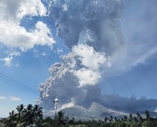 Endonezya'daki Lewotobi Laki-Laki Yanardağı patladı