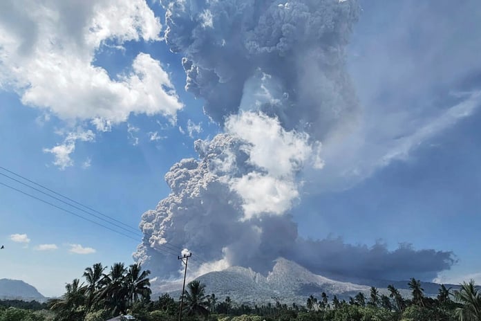 Endonezya'daki Lewotobi Laki-Laki Yanardağı patladı
