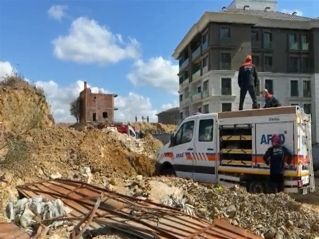 Başakşehir'de istinat duvarı çöktü