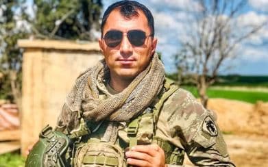 Şehitlerimizin baba evine Türk Bayrağı asıldı