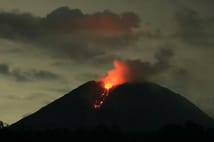Semeru Yanardağı'nda mahsur kalan 178 dağcı kurtarıldı