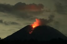Semeru Yanardağı'nda mahsur kalan 178 dağcı kurtarıldı