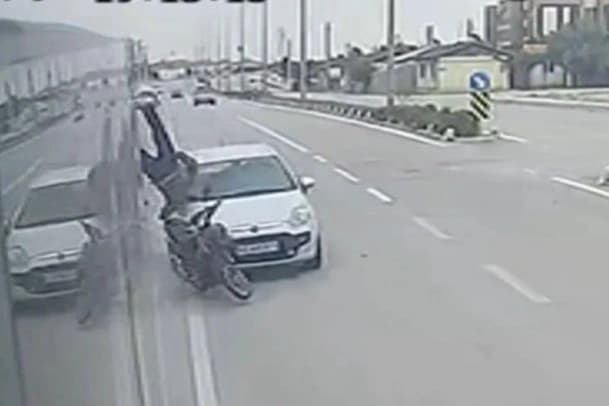 Bisiklet sürücüsü işçi servisinin altına savruldu