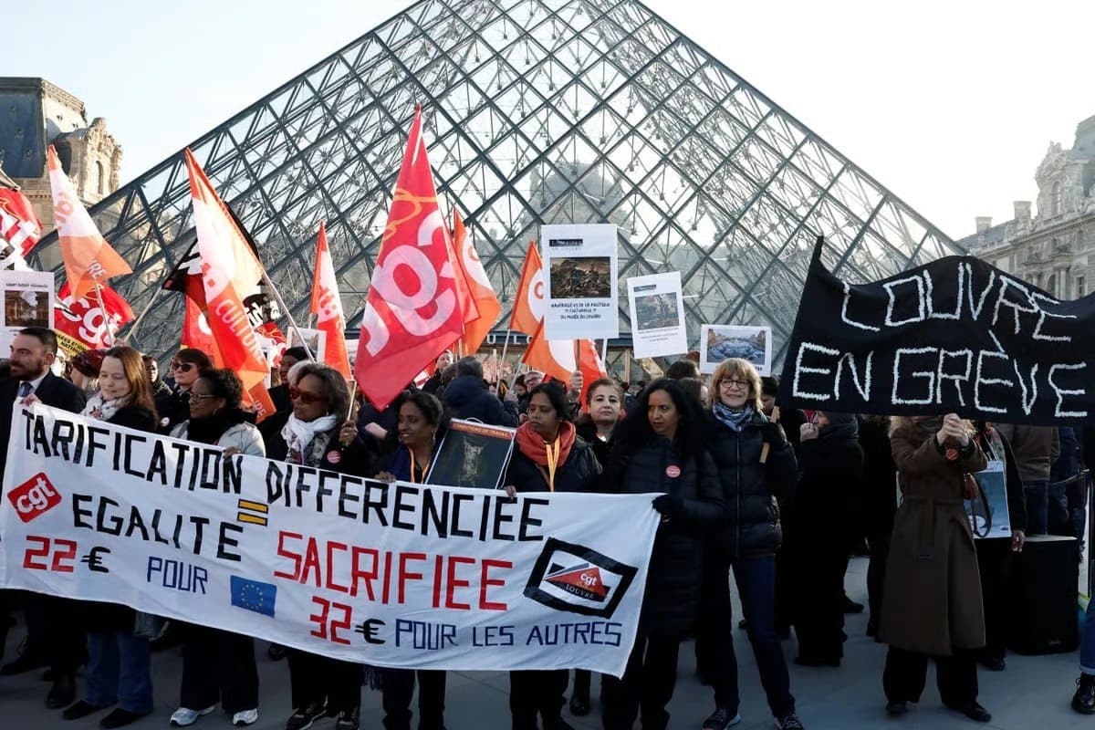 Louvre Müzesi personeli grevde kapılar kilitli