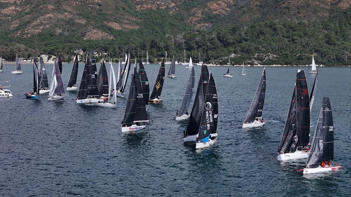 Marmaris yat yarışçıları demirleri vira ederek engin maviliğe yelken açtı