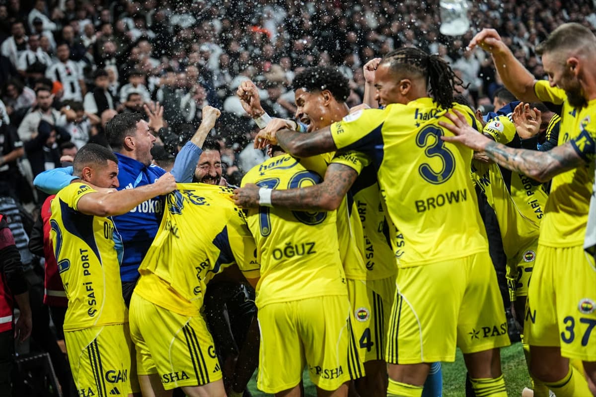 Tüpraş Stadyumu'nda gol yağmuru ve kart havası: Fenerbahçe'den tarihi geri dönüş