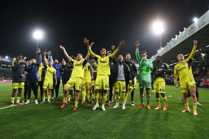 Maçın kaderini ikinci yarıda yazdılar: Rizespor'un etkili başlangıcı, Fenerbahçe'nin zaferiyle sonuçlandı