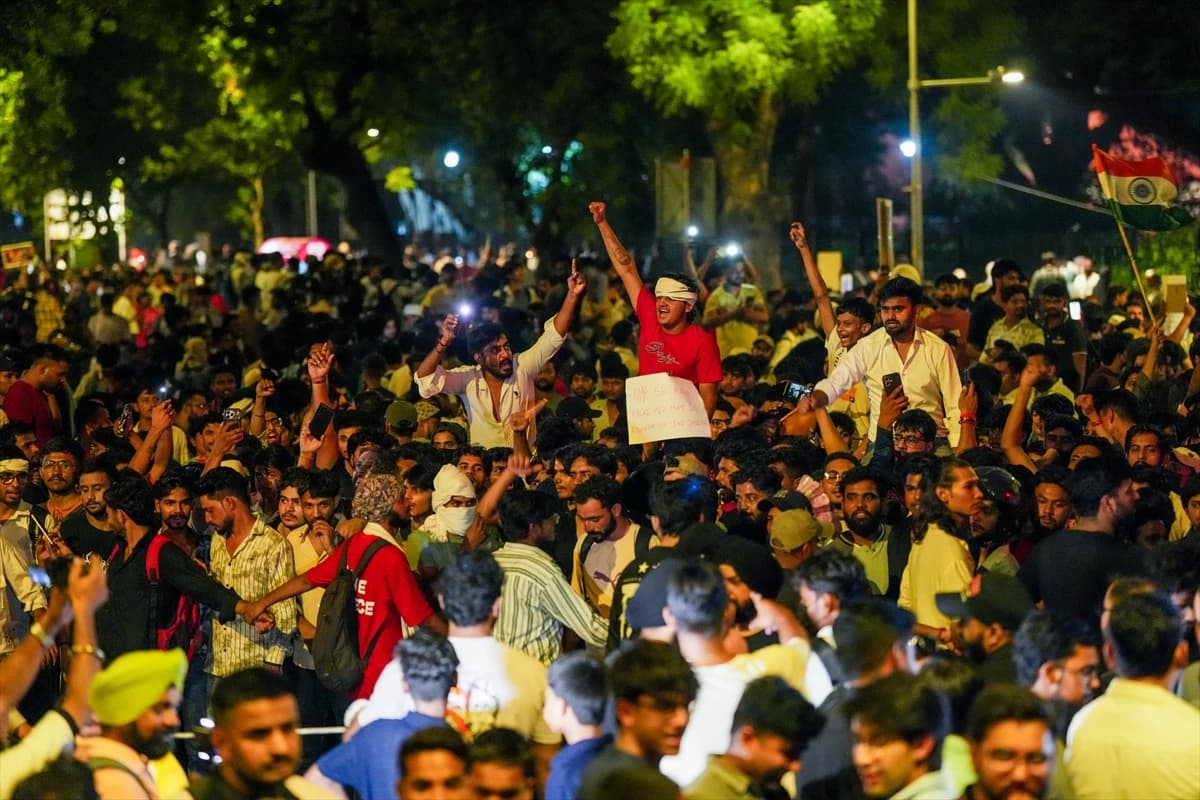 Hindistan'da Hamam Böceği Hareketi protestoları sürüyor