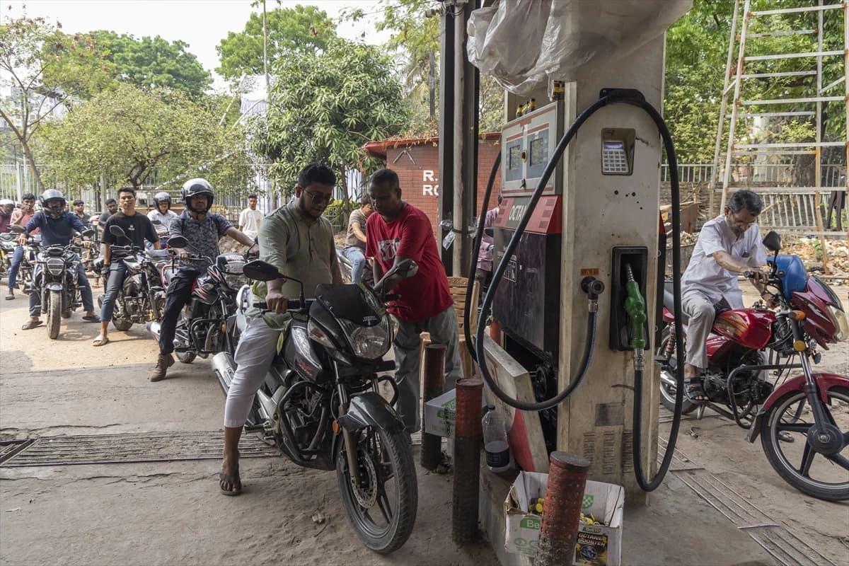 Bangladeş’te derinleşen enerji krizi: Dakka’da akaryakıt kuyrukları uzadı