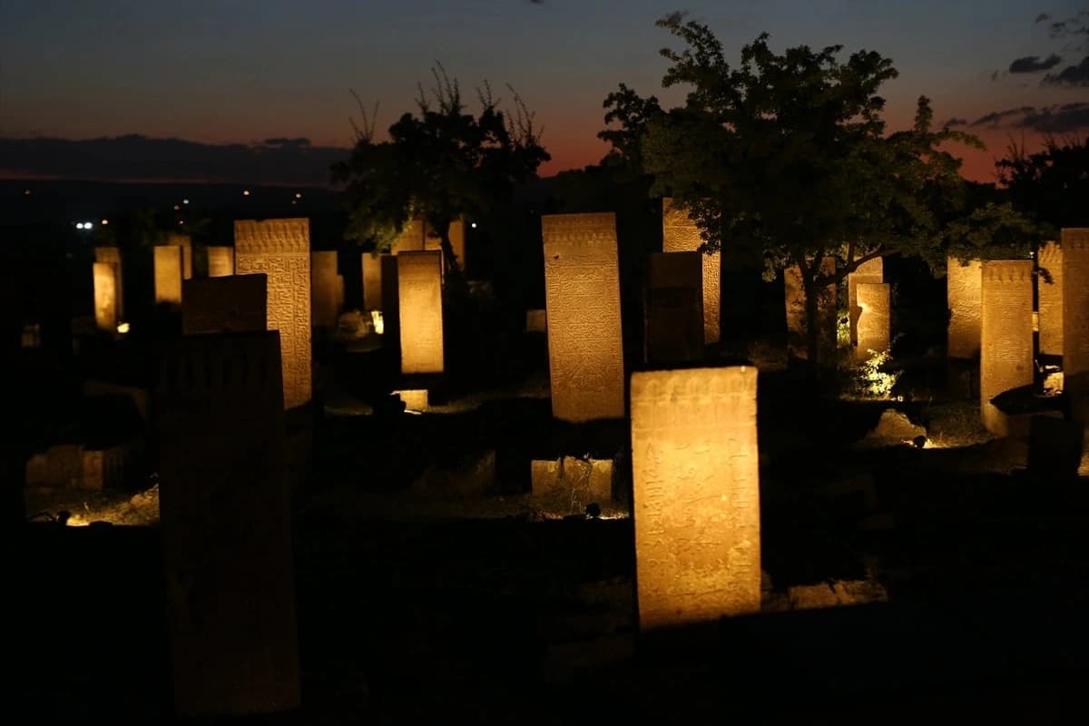 Selçuklu Meydan Mezarlığı gece görüntülendi