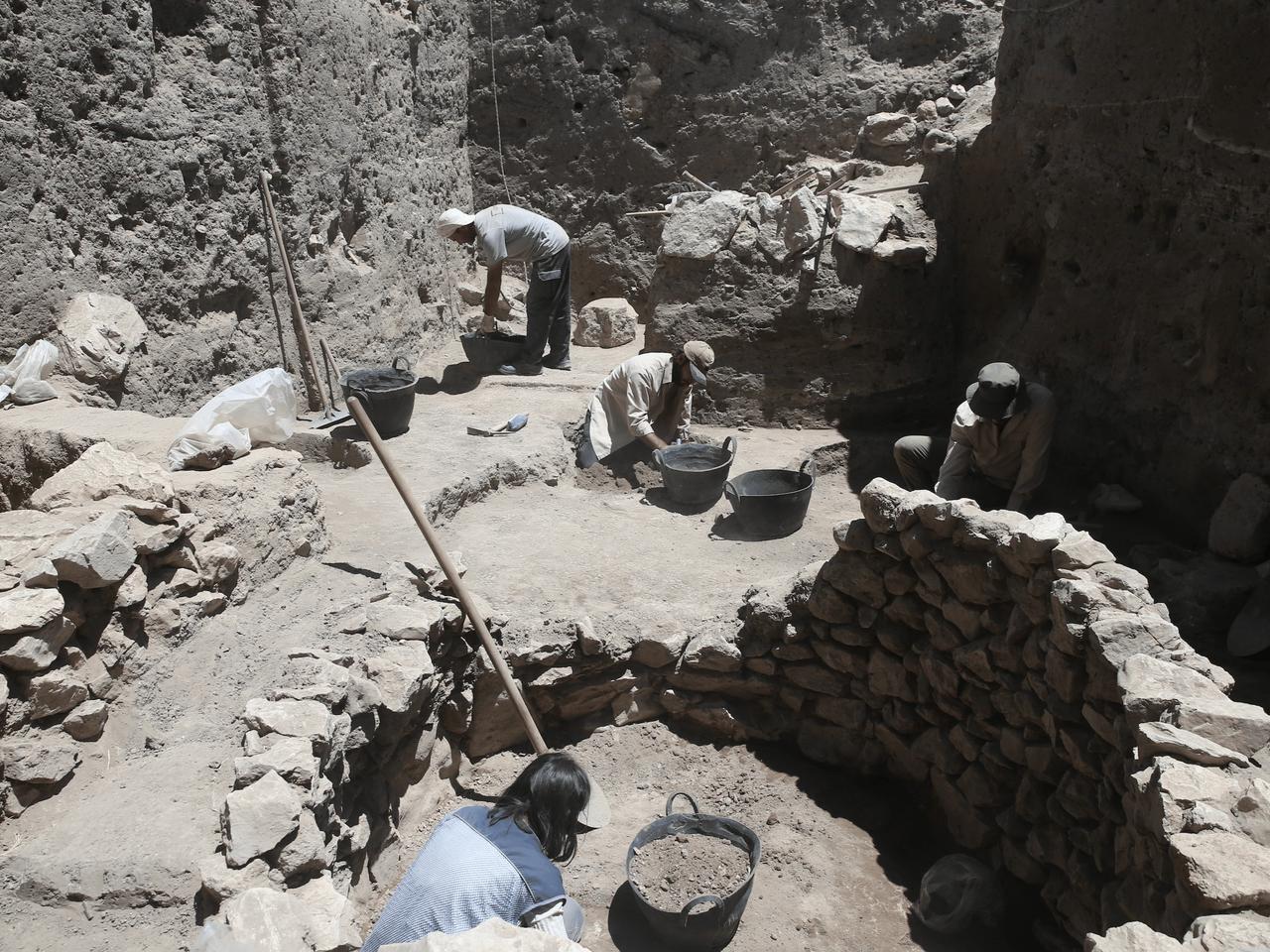 Yassı Höyük'te, Geç Tunç Çağı'na ait yapı ve silolar bulundu