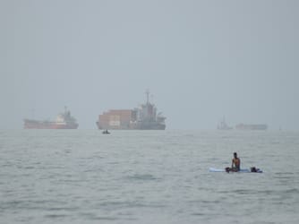 Iran and Oman in Talks to Reopen Strait of Hormuz Shipping