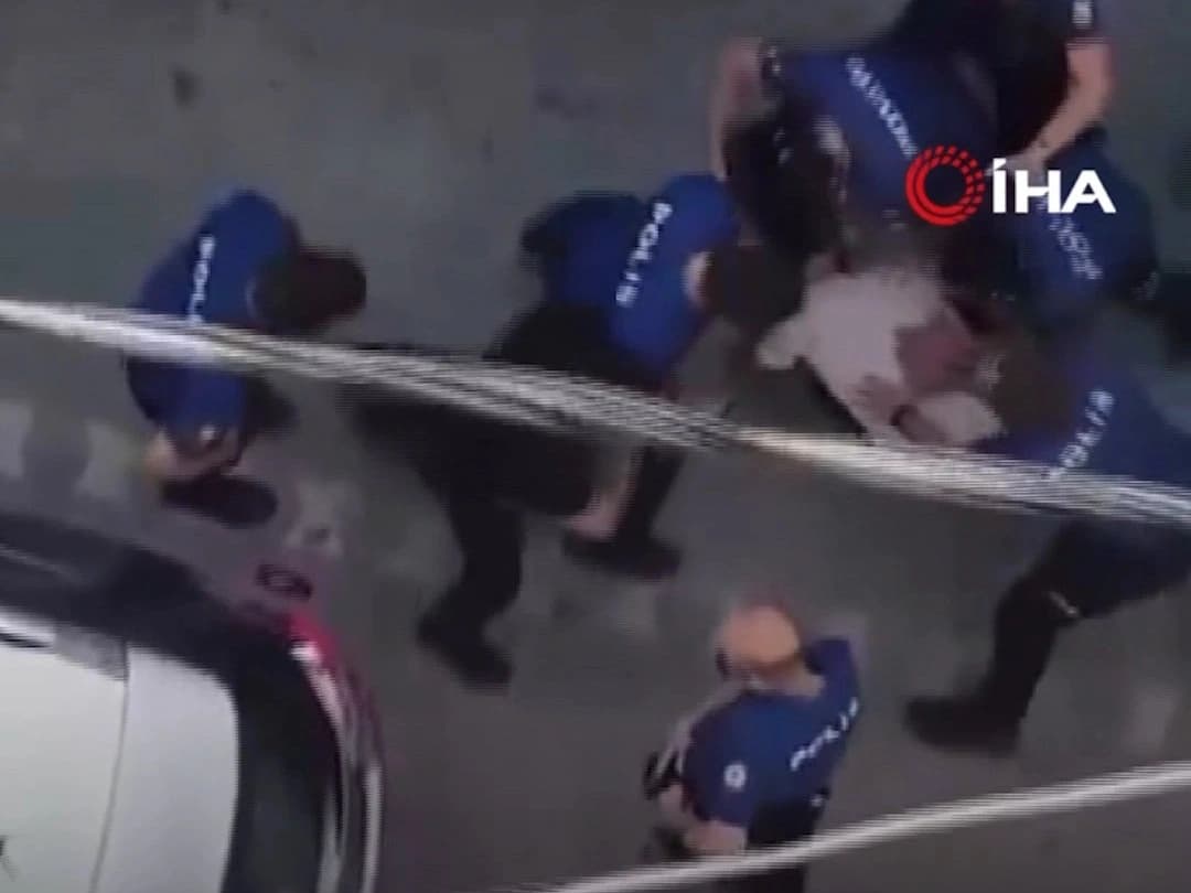 Polisi görünce kendini araca kilitledi