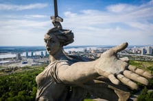 85 metrelik tarihi heykelden ceset çıktı