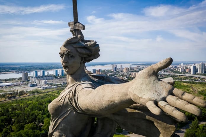 85 metrelik tarihi heykelden ceset çıktı