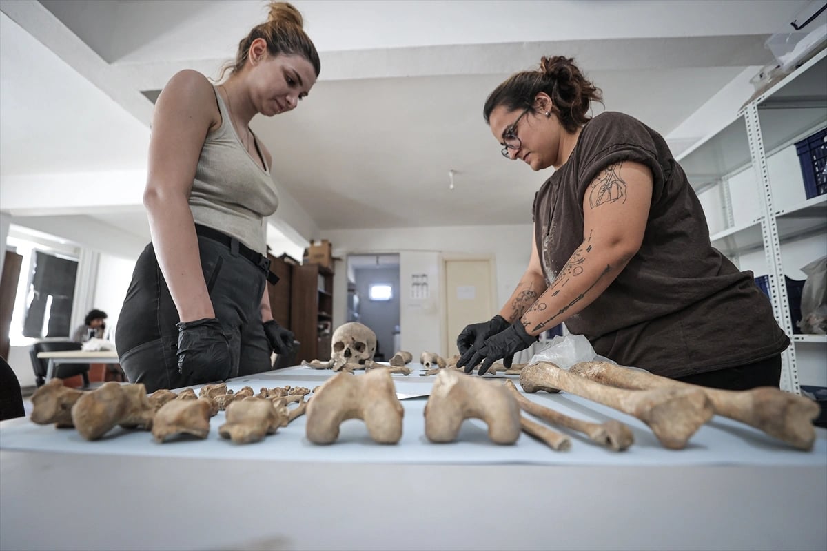 Roma Tiyatrosu'nda bulunan insan iskeletlerinde dikkat çeken bulgu