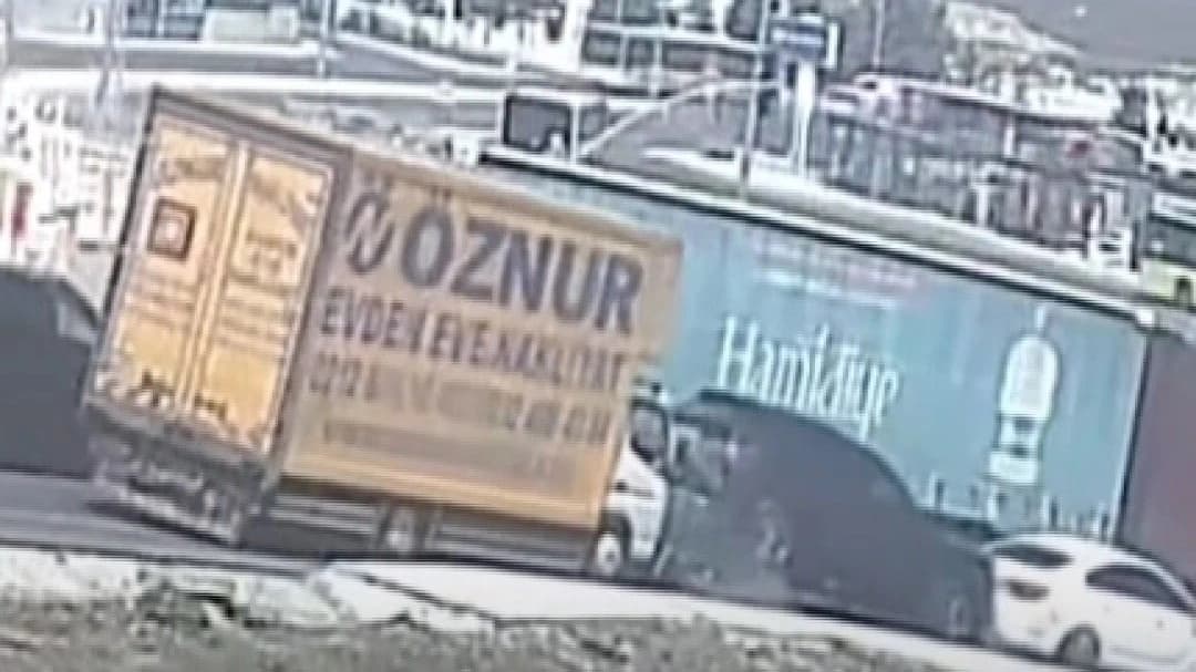 Kontrolden çıkan kamyonet kırmızı ışıktaki araçlara çarptı