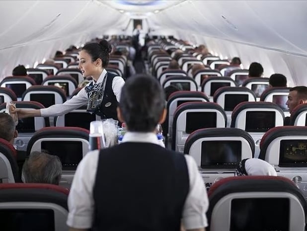 Uçaklarda yolculara ücretsiz su verilecek