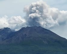 Japonya'nın en aktif yanardağı Sakurajima faaliyete geçti