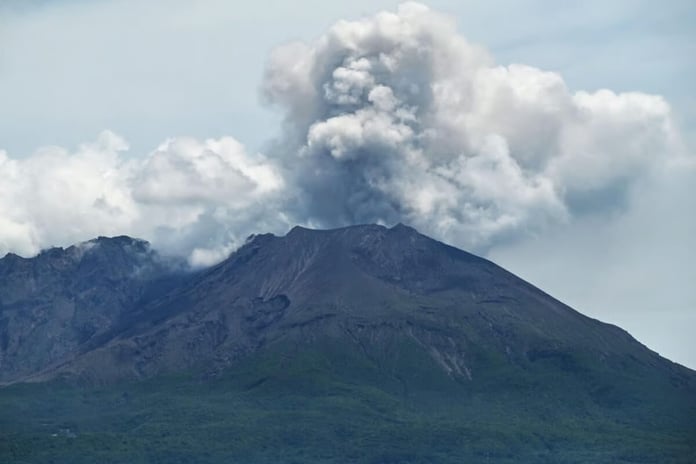 Japonya'nın en aktif yanardağı Sakurajima faaliyete geçti