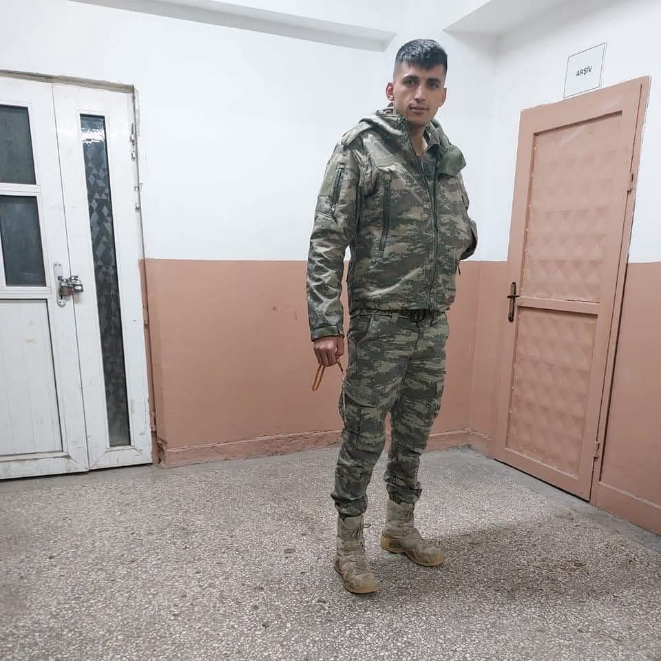 Şehitlerimizin baba evine Türk Bayrağı asıldı