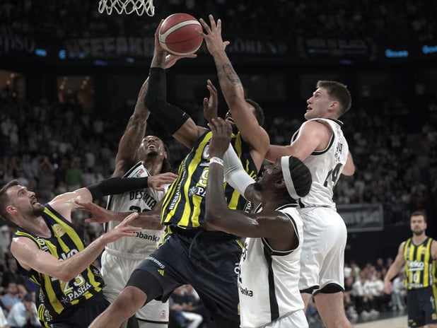 Fenerbahçe, Basketbol Süper Ligi finalinde Beşiktaş karşısında seriyi 3-1'e getirdi: Kapalı gişe oynanan maçta gerginlik