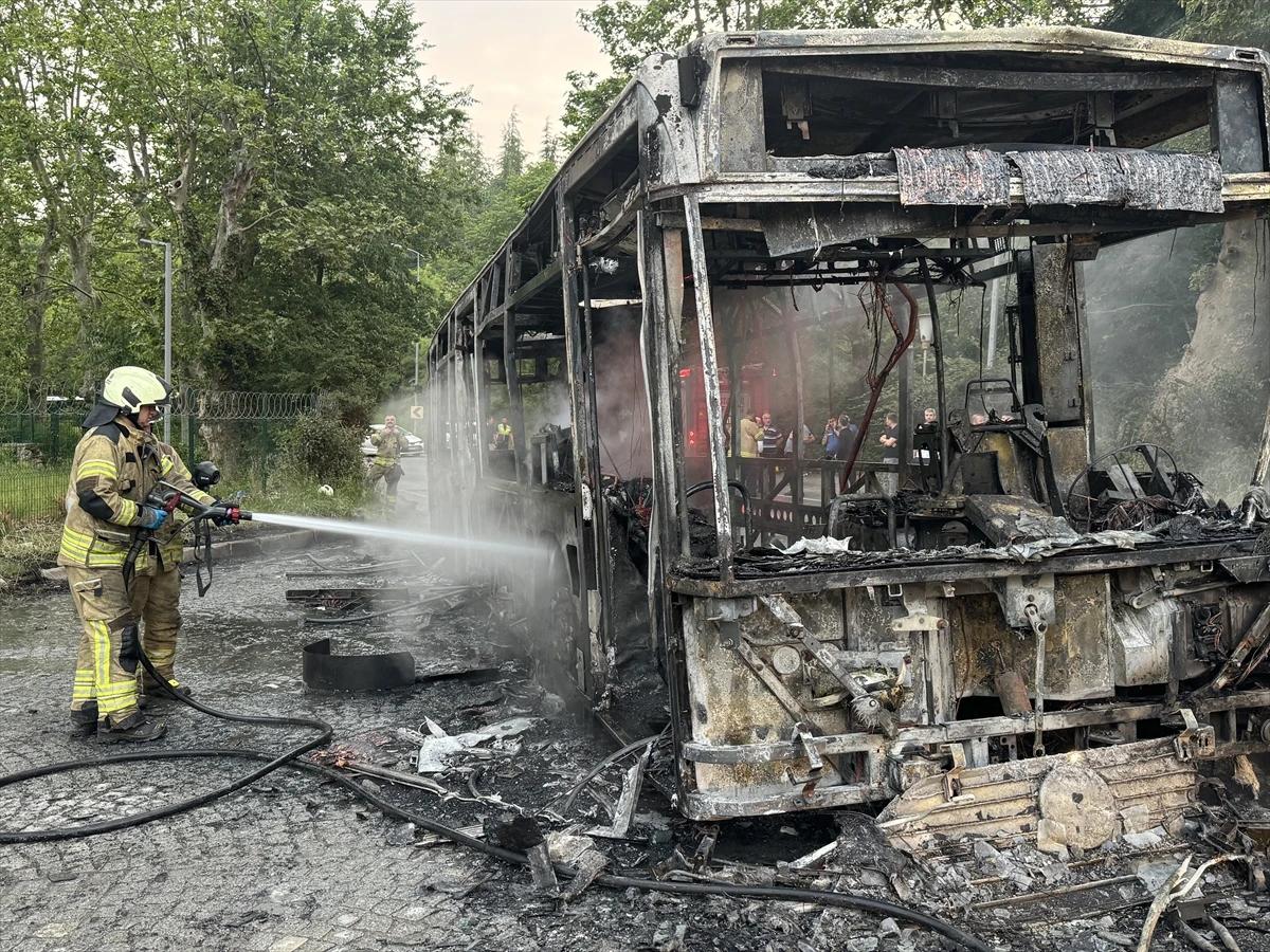 Beykoz'da seyir halindeki İETT otobüsü alev alev yandı