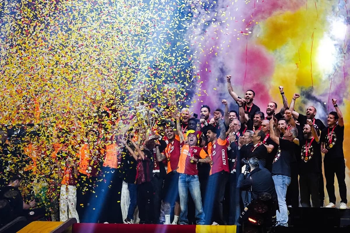 Galatasaray 26. şampiyonluk kupasını RAMS Park'ta kaldırdı
